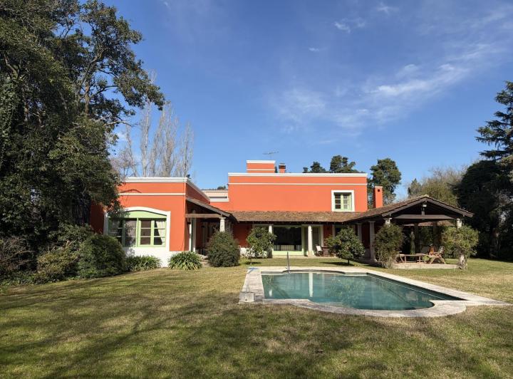 Casa · 256m² · 6 Ambientes · 4 Cocheras