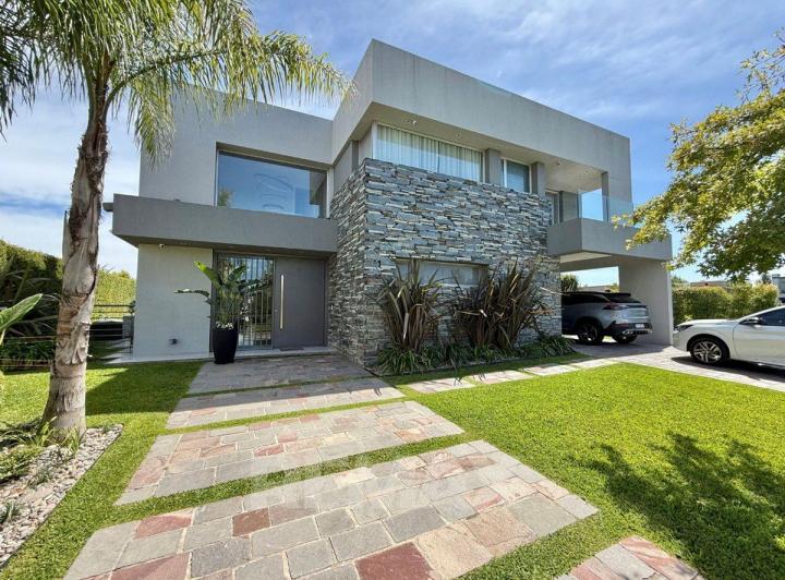 Casa · 291m² · 6 Ambientes · 4 Cocheras