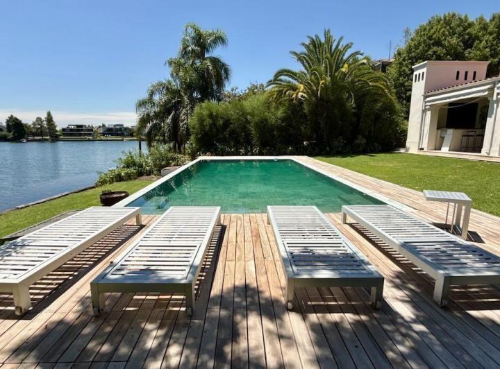 Casa · 515m² · 8 Ambientes · 5 Cocheras