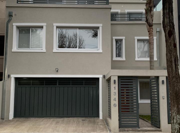 Casa · 330m² · 5 Ambientes · 2 Cocheras
