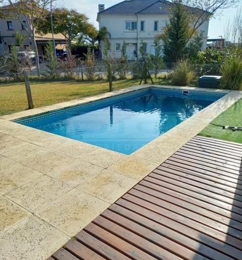 Casa · 210m² · 5 Ambientes · 2 Cocheras