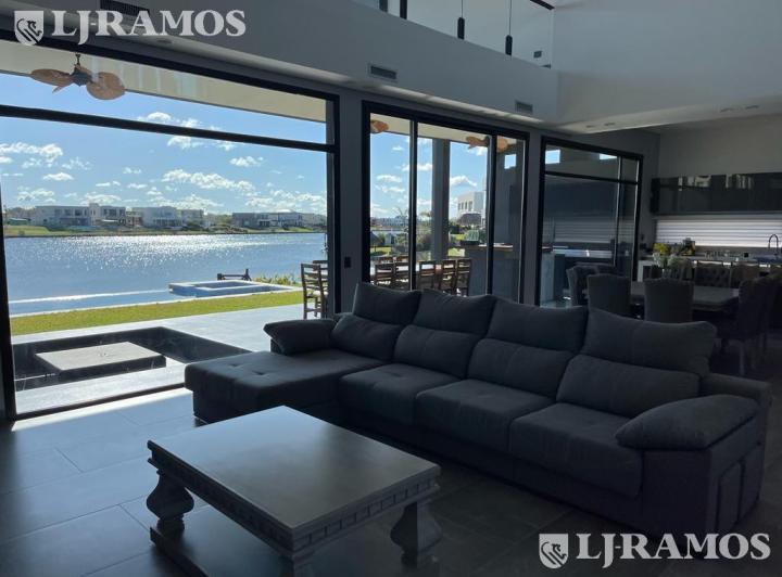 Casa · 420m² · 7 Ambientes · 2 Cocheras