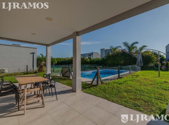 Casa · 236m² · 6 Ambientes · 2 Cocheras