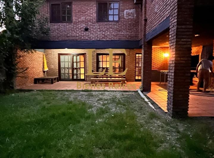 Casa · 297m² · 5 Ambientes · 1 Cochera