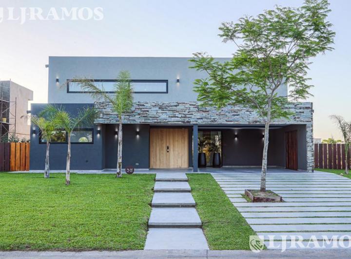 Casa · 323m² · 5 Ambientes · 3 Cocheras