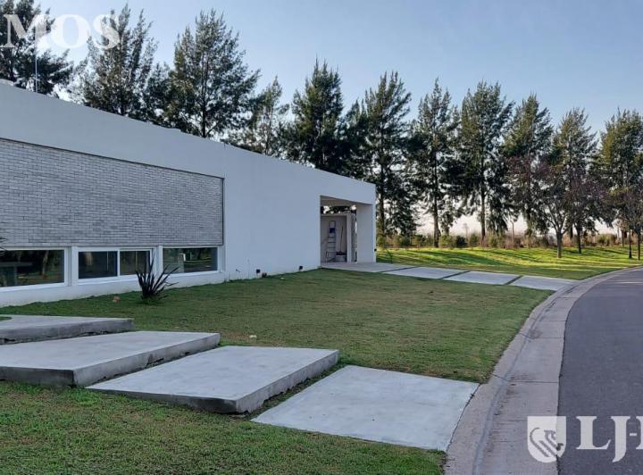 Casa · 200m² · 5 Ambientes · 2 Cocheras