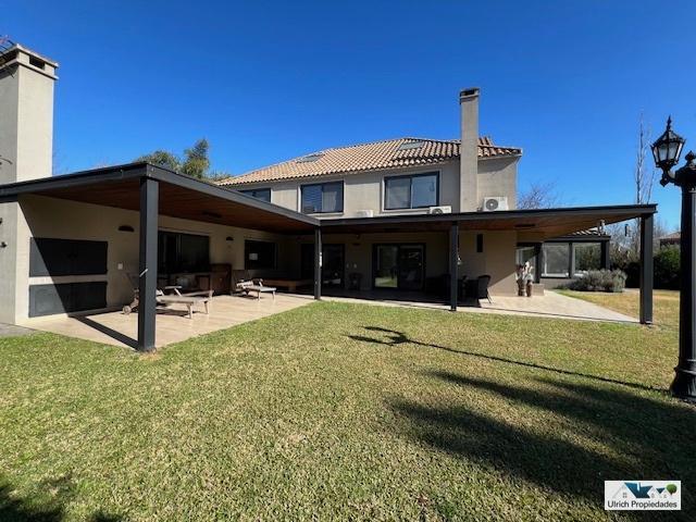 Casa · 550m² · 5 Ambientes · 3 Cocheras