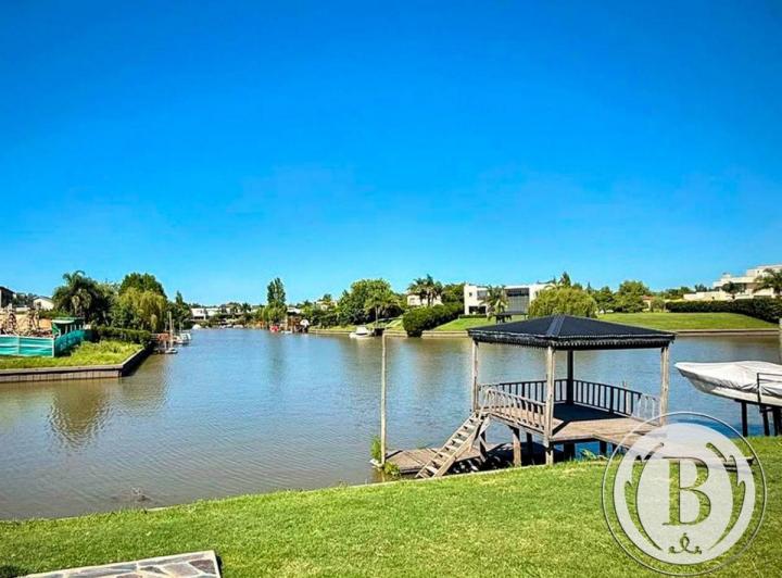 Casa · 360m² · 5 Ambientes · 2 Cocheras
