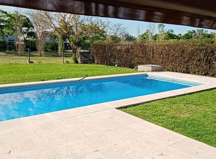 Casa · 220m² · 5 Ambientes · 2 Cocheras