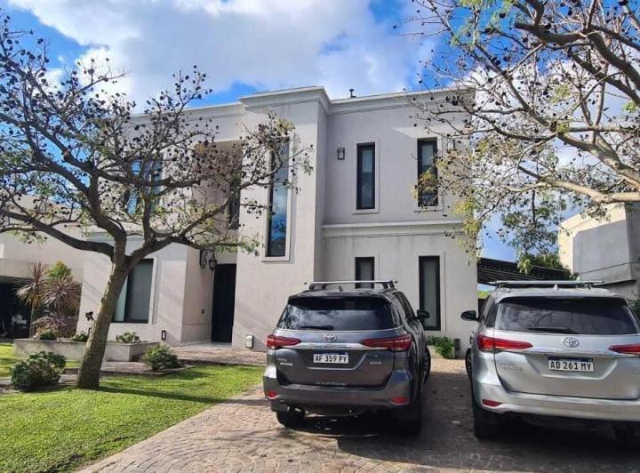 Casa · 420m² · 7 Ambientes · 1 Cochera