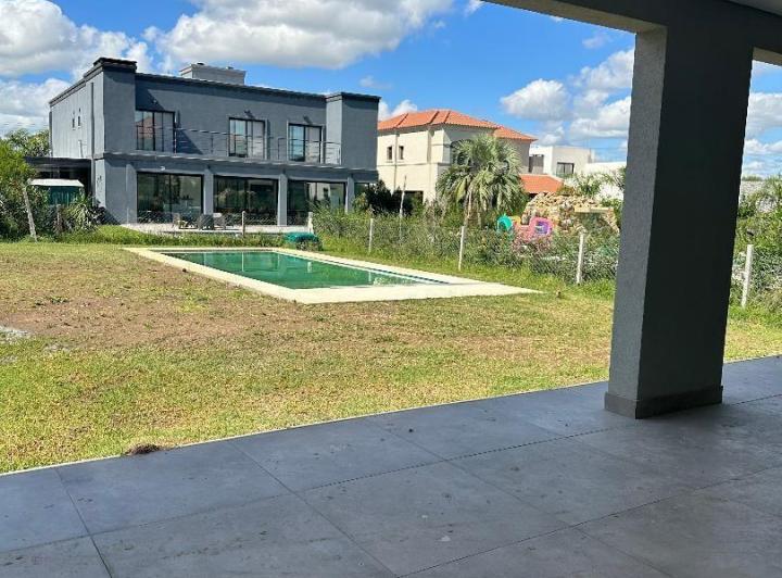 Casa · 286m² · 5 Ambientes · 4 Cocheras