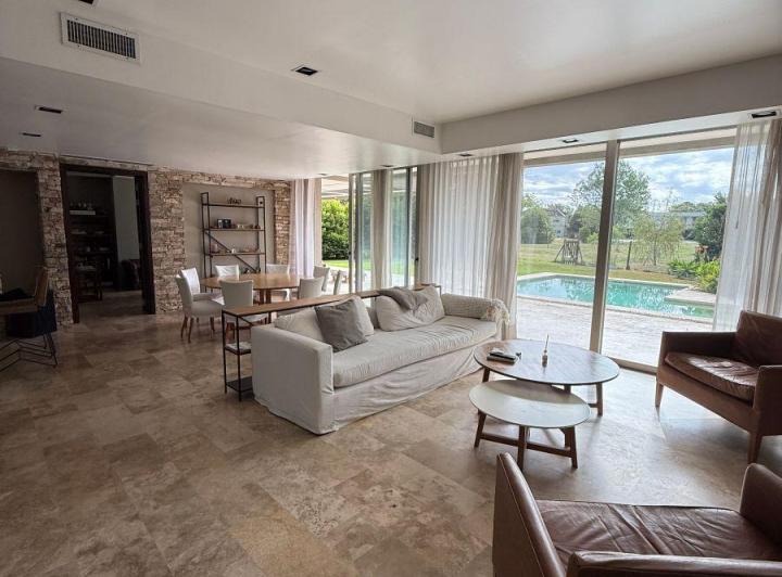 Casa · 326m² · 6 Ambientes · 2 Cocheras