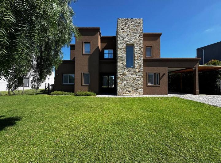 Casa · 200m² · 6 Ambientes · 2 Cocheras
