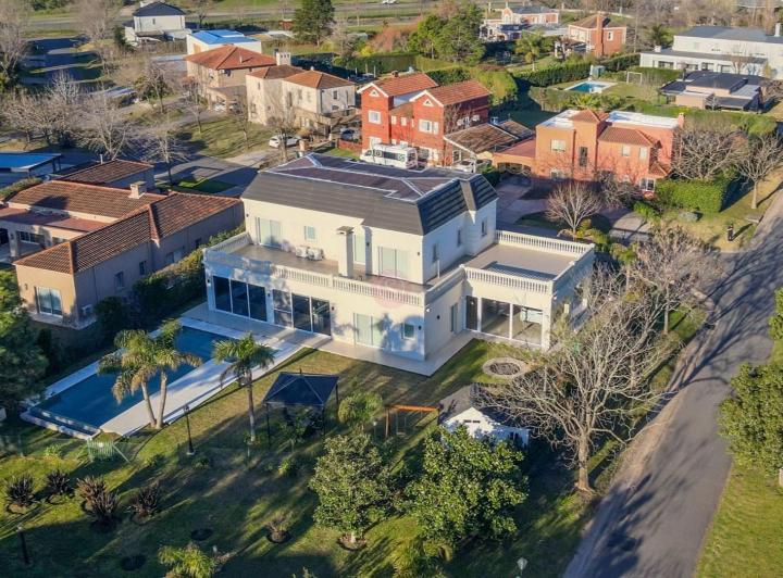 Casa · 400m² · 6 Ambientes · 1 Cochera