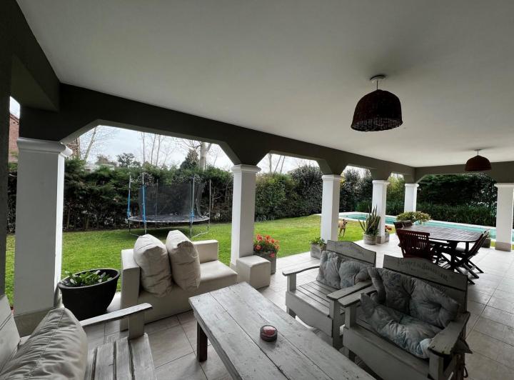 Casa · 280m² · 5 Ambientes · 4 Cocheras