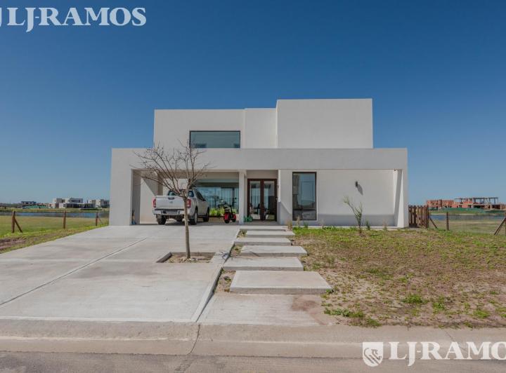 Casa · 246m² · 7 Ambientes · 2 Cocheras
