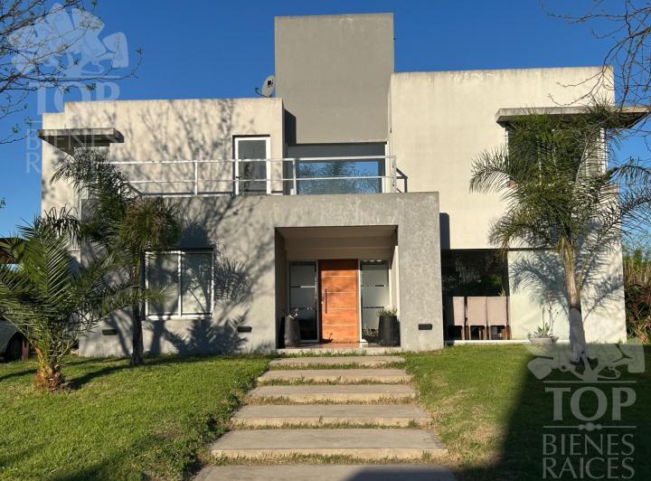 Casa · 230m² · 5 Ambientes · 6 Cocheras