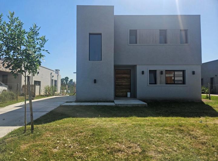 Casa · 170m² · 5 Ambientes · 2 Cocheras