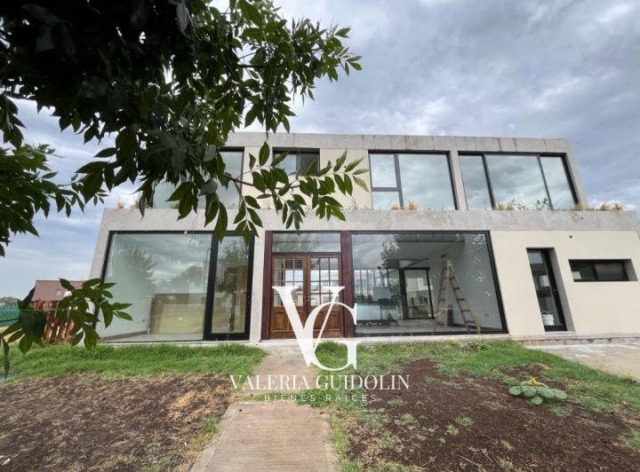 Casa · 209m² · 5 Ambientes · 2 Cocheras