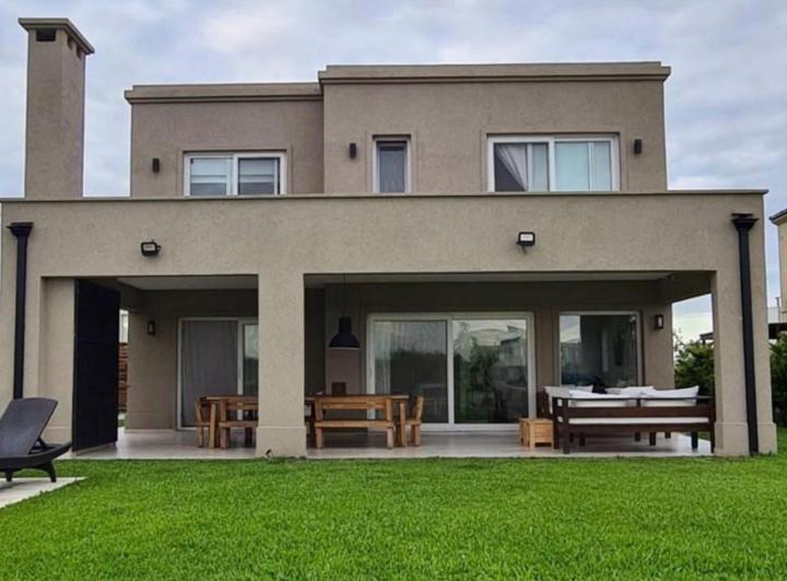 Casa · 246m² · 5 Ambientes · 2 Cocheras