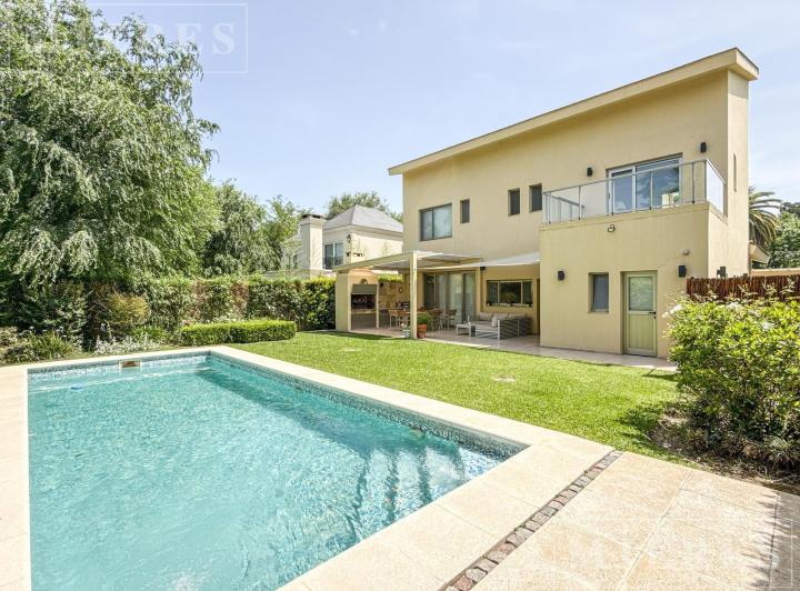 Casa · 325m² · 5 Ambientes · 4 Cocheras