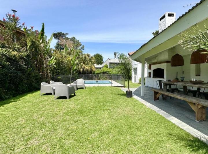 Casa · 250m² · 5 Ambientes · 4 Cocheras