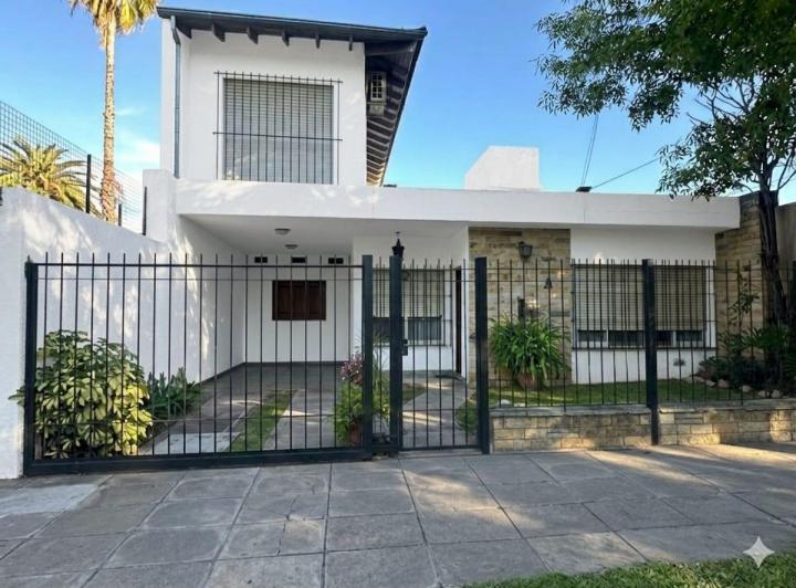 Casa · 130m² · 5 Ambientes · 2 Cocheras