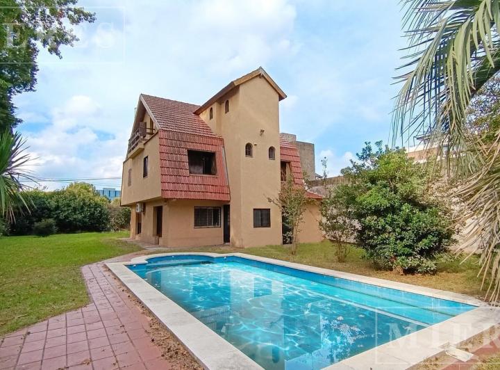 Casa · 240m² · 5 Ambientes · 1 Cochera