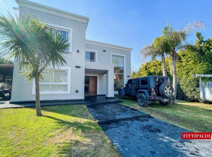 Casa · 300m² · 6 Ambientes · 2 Cocheras