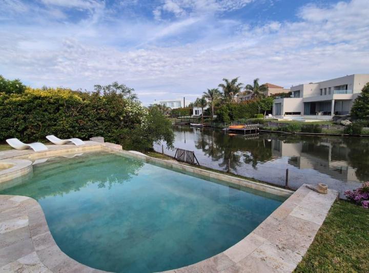 Casa · 400m² · 9 Ambientes · 6 Cocheras