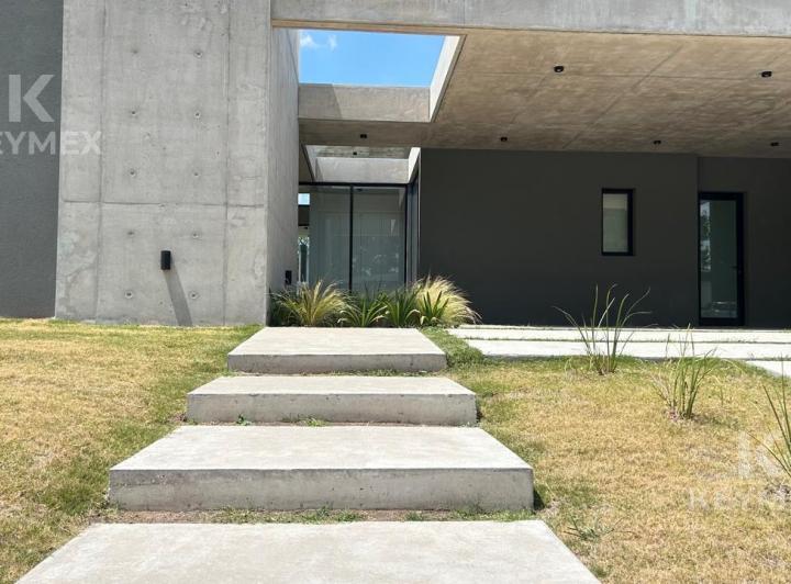 Casa · 213m² · 5 Ambientes · 4 Cocheras