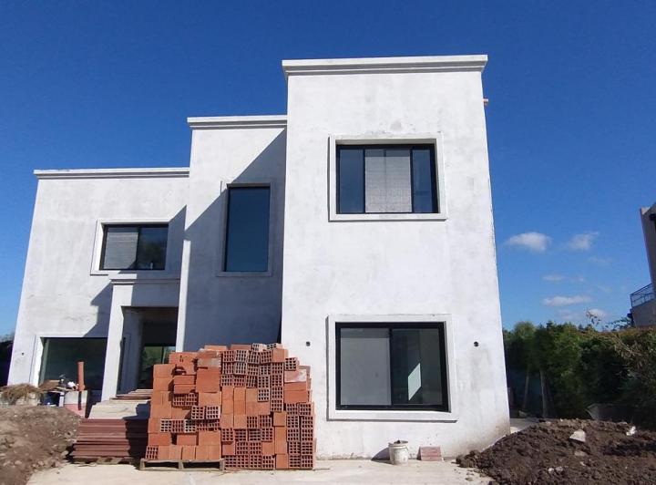 Casa · 178m² · 5 Ambientes · 4 Cocheras