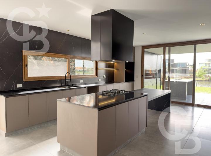 Casa · 423m² · 9 Ambientes · 6 Cocheras