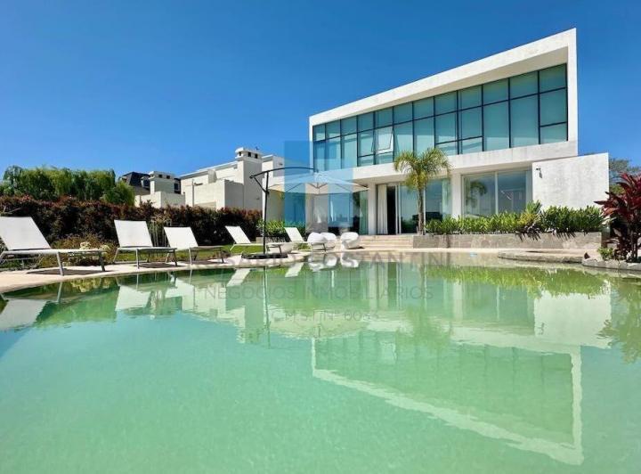 Casa · 361m² · 5 Ambientes · 2 Cocheras