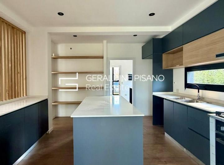 Casa · 195m² · 6 Ambientes · 2 Cocheras
