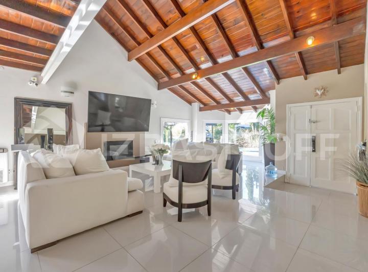 Casa · 400m² · 6 Ambientes · 4 Cocheras