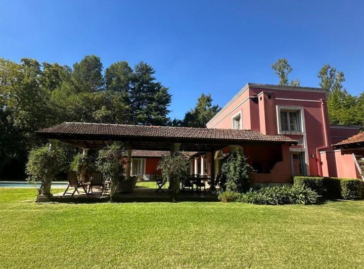 Casa · 256m² · 6 Ambientes · 2 Cocheras
