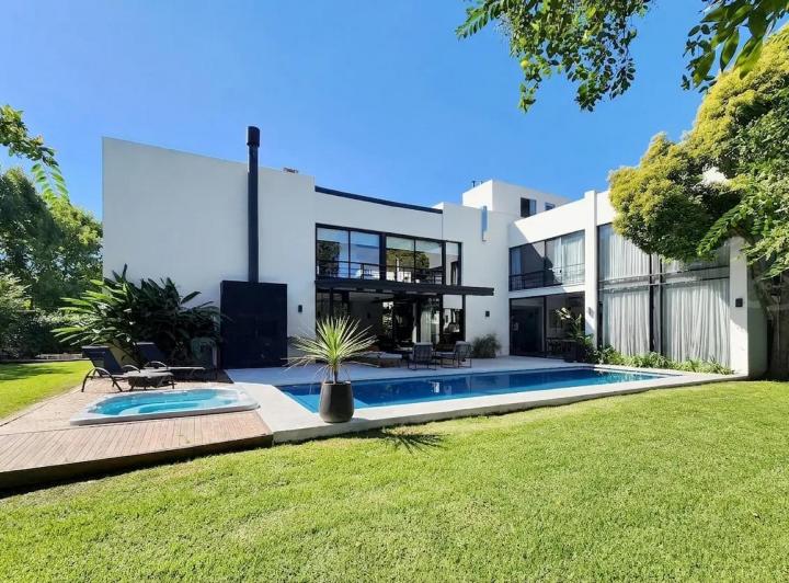 Casa · 400m² · 5 Ambientes · 1 Cochera