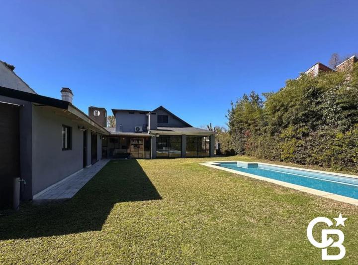 Casa · 230m² · 9 Ambientes · 2 Cocheras