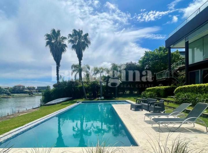 Casa · 426m² · 7 Ambientes · 1 Cochera