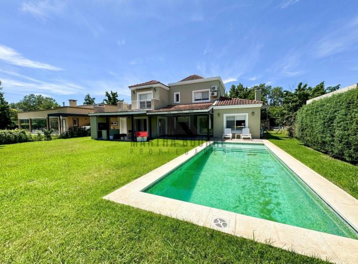 Casa · 204m² · 5 Ambientes · 1 Cochera