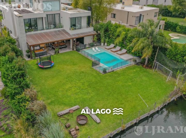 Casa · 345m² · 6 Ambientes · 2 Cocheras