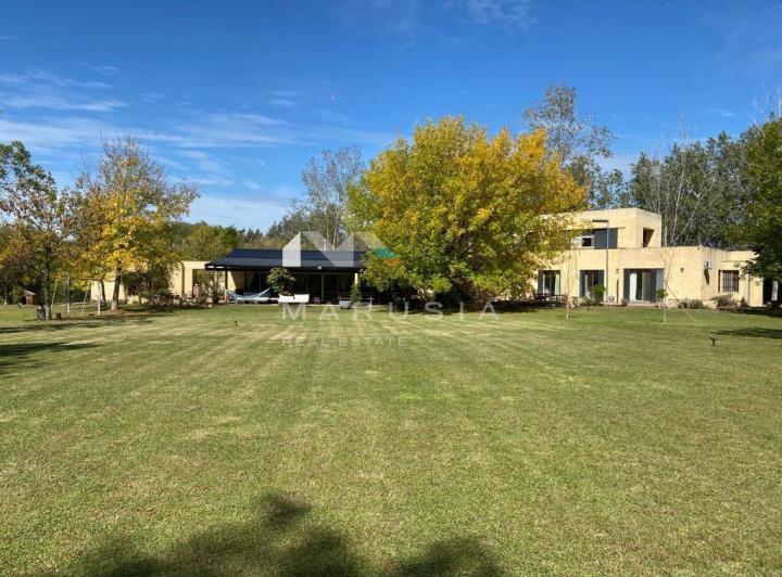 Casa · 430m² · 8 Ambientes · 1 Cochera
