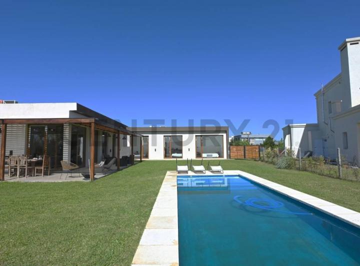 Casa · 205m² · 5 Ambientes · 1 Cochera