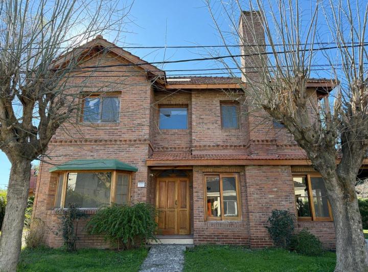 Casa · 250m² · 6 Ambientes · 2 Cocheras