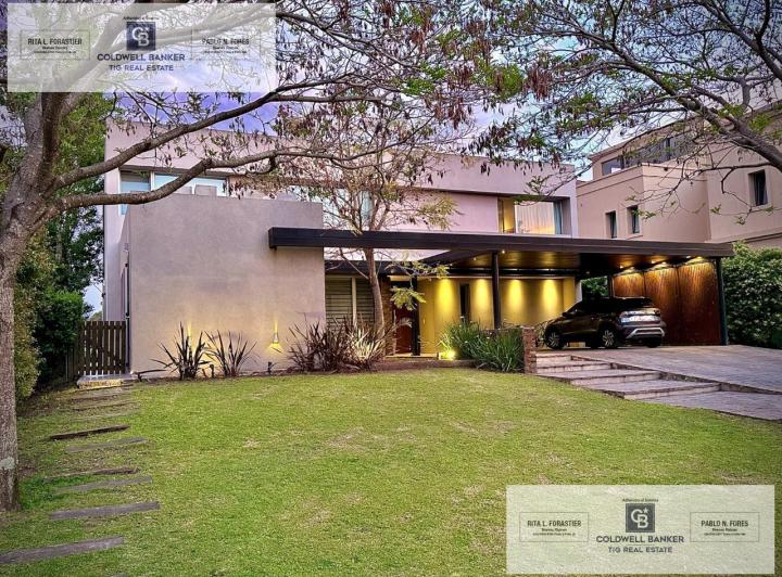 Casa · 400m² · 7 Ambientes · 4 Cocheras