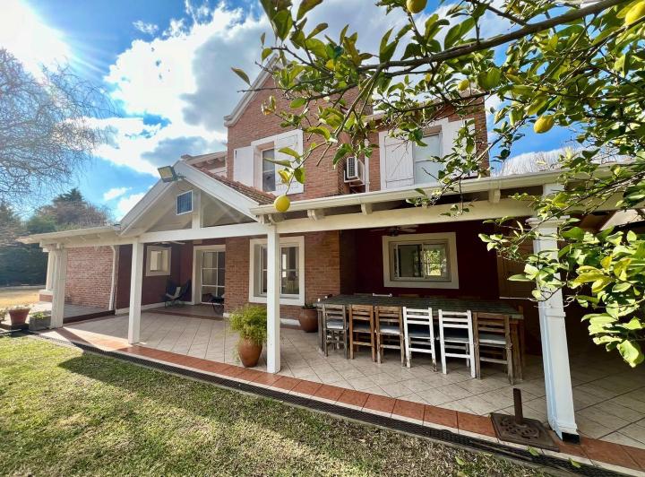 Casa · 250m² · 5 Ambientes · 2 Cocheras