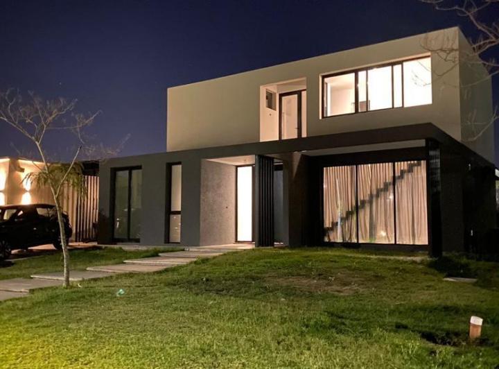 Casa · 176m² · 5 Ambientes · 2 Cocheras