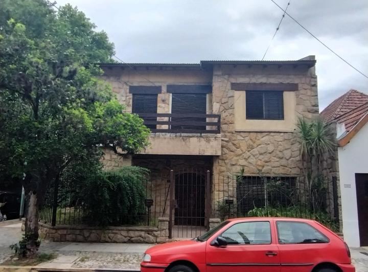 Casa · 390m² · 7 Ambientes · 1 Cochera