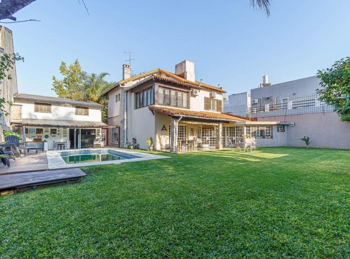 Casa · 360m² · 5 Ambientes · 3 Cocheras